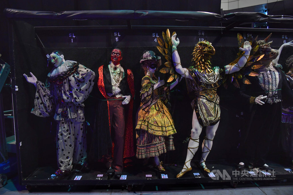 經典音樂劇「歌劇魅影」19日起將在台北小巨蛋演出,劇組工作人員及演員日前抵達台灣,並配合防疫隔離,17日舉行防疫出關記者會,展示華麗的舞台服裝。中央社記者王飛華攝 109年11月17日