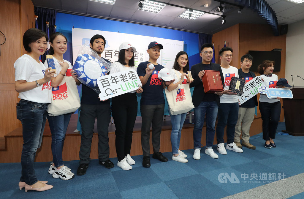 中國國民黨17日在中央黨部舉行記者會,成立電商中心,並推出以ROC FOREVER為主視覺的系列商品,黨主席江啟臣(右4)、副祕書長李彥秀(右)、文傳會主委王育敏(左)等出席宣傳。中央社記者裴禛攝 109年11月17日