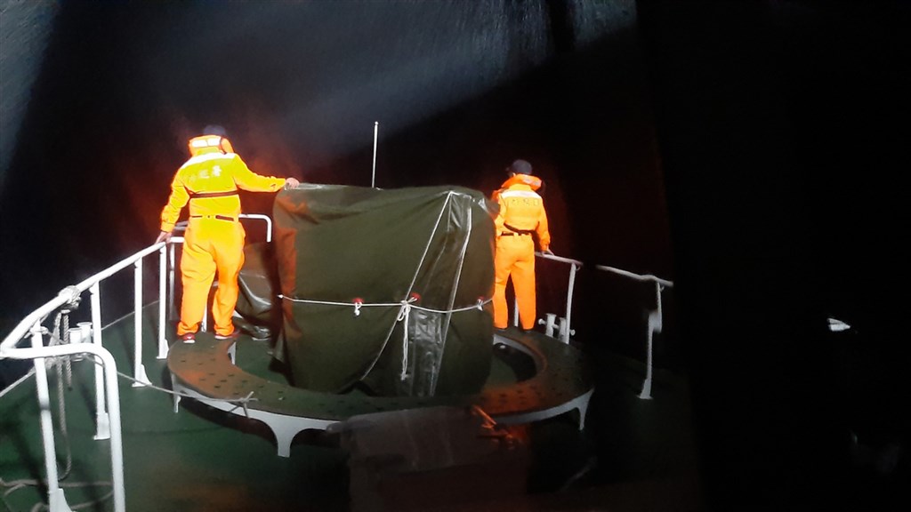 編號6672的F-16A戰機17日晚間6時5分自花蓮起飛進行夜航訓練,但6時7分雷達光點消失在花蓮外海。海巡接獲通知後隨即出勤搜救,在暗夜中全力搜索失聯戰機與飛官下落。(花蓮第六海巡隊提供)中央社記者李先鳳傳真 109年11月17日