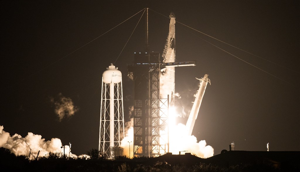 SpaceX飛龍太空船15日順利升空,承載4名太空人前往國際太空站,這是SpaceX今春測試成功後首度出任務。(圖取自NASA網頁nasa.gov)