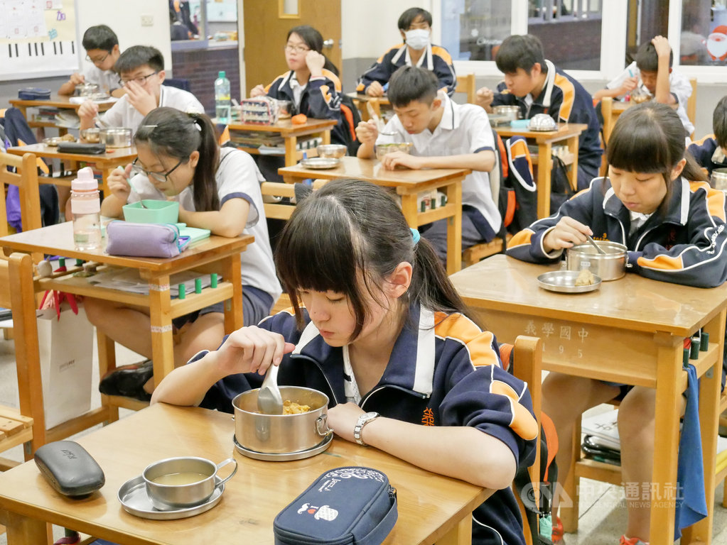 新北市政府與團膳業者將豬肉萊克多巴胺「零檢出」訂定在契約中,規定萊豬或再製品不得進入校園營養午餐,業者若被查獲違規使用國外萊豬,將重罰且被查獲一次就解約。(新北教育局提供)中央社記者黃旭昇新北傳真 109年11月18日