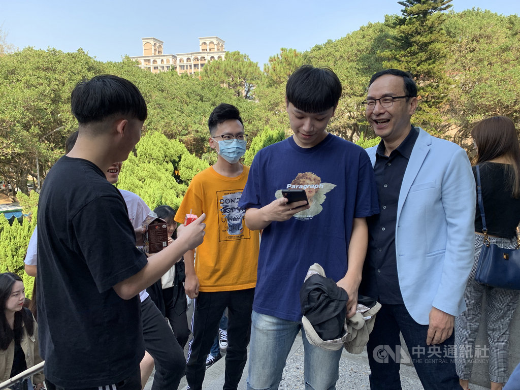 前中國國民黨主席朱立倫(前右)18日上午至中原大學演講,熱情詢問學生就讀的科系,彼此合影留念。中央社記者葉臻攝 109年11月18日