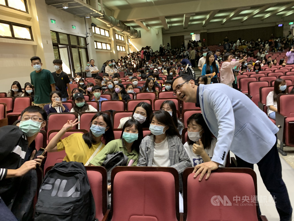 前中國國民黨主席朱立倫(前右)18日上午至中原大學演講,與現場學生互動熱絡,合影留念。中央社記者葉臻攝 109年11月18日