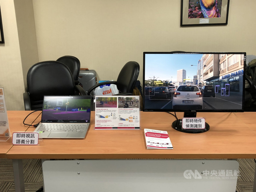 科技部於18日舉行研究成果記者會,清大、交大、中原大學共組跨校團隊,研發出新型類神經網路HarDNet,可以應用在即時物件偵測(右)以及即時視訊分割(左),都是發展自駕車會使用的技術。中央社記者蘇思云攝 109年11月18日