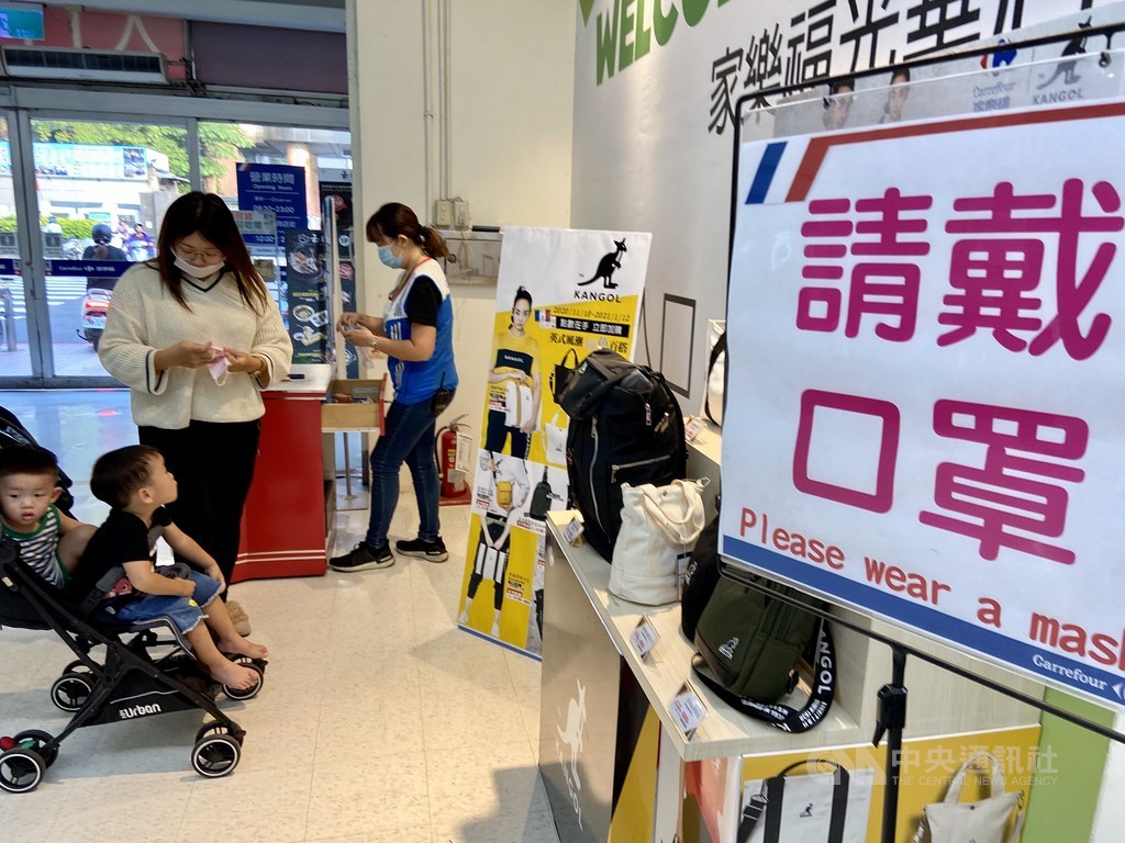 中央流行疫情指揮中心18日宣布,12月1日起民眾進入「醫療照護、大眾運輸、生活消費、教育學習、觀展觀賽、休閒娛樂、宗教祭祀、洽公」等8大類場所時,將強制要求佩戴口罩。圖為商場立牌宣導戴口罩。中央社記者董俊志攝 109年11月18日