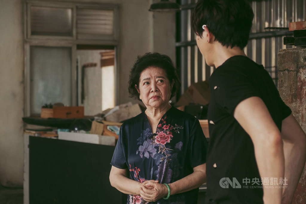 資深演員陳淑芳(左)在電影「親愛的房客」中飾演莫子儀(右)罹患糖尿病、又喪子的房東,兩人詮釋微妙氣氛,令人印象深刻。(牽猴子整合行銷提供)中央社記者葉冠吟傳真 109年11月18日