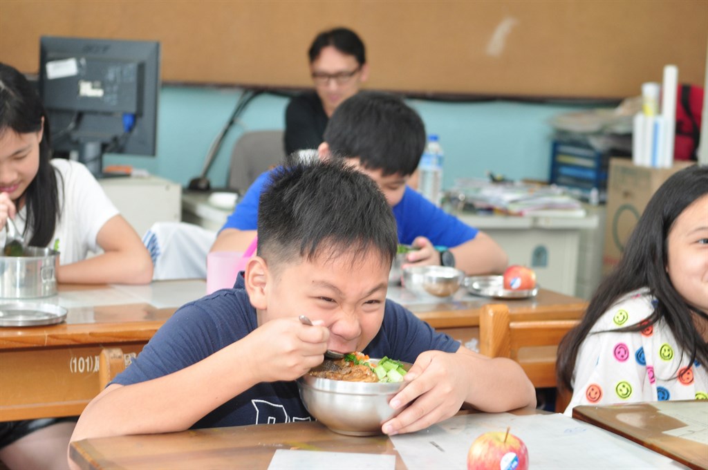 教育部18日表示,已完成修訂「學校外訂盒(桶)餐採購契約(參考範本)」,加重相關罰則。新北市政府18日起與團膳業者修改契約,規定萊克多巴胺須零檢出,違約者將被重罰與記點。(新北教育局提供)中央社記者黃旭昇新北傳真 109年11月18日