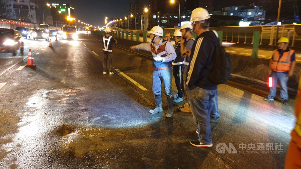 國道1號泥漿湧路面急搶修北上圓山至汐止大塞車 生活 重點新聞 中央社cna