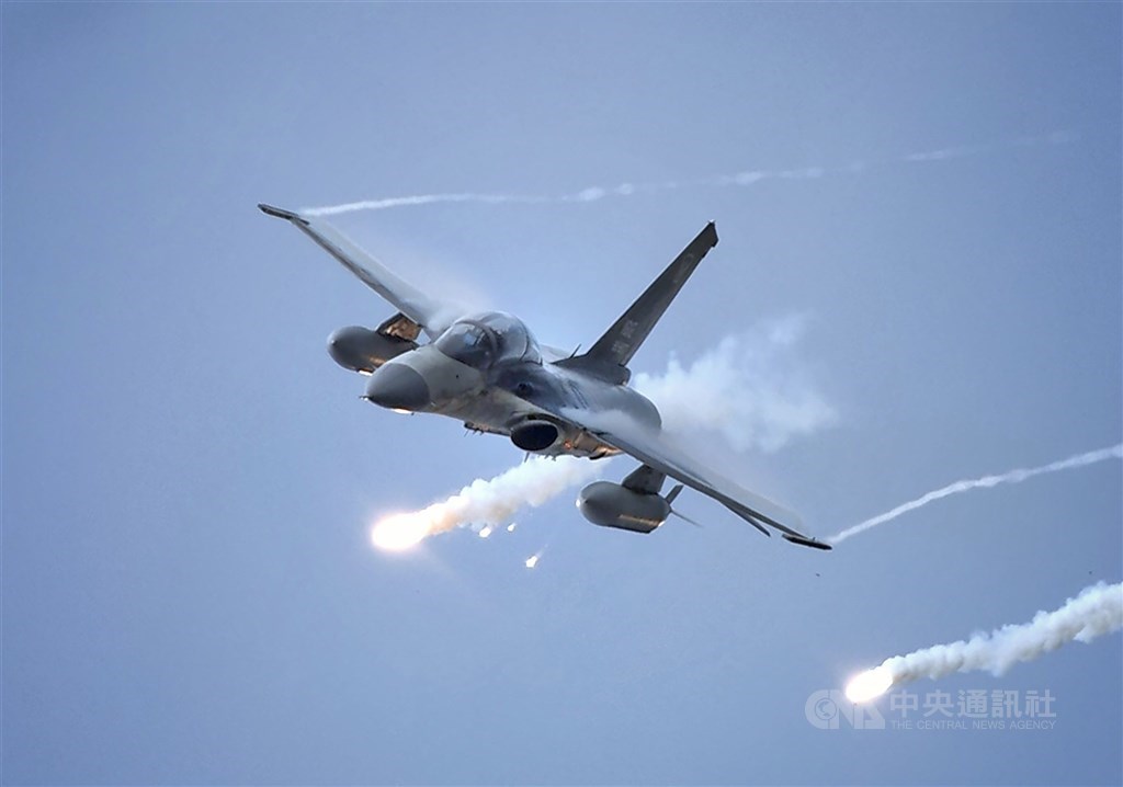 空軍一架F-16戰機17日失聯,國防部宣布F-16戰機部隊停止飛行實施特檢,任務由台南、台中基地的IDF戰機(圖)接替。(中央社檔案照片)