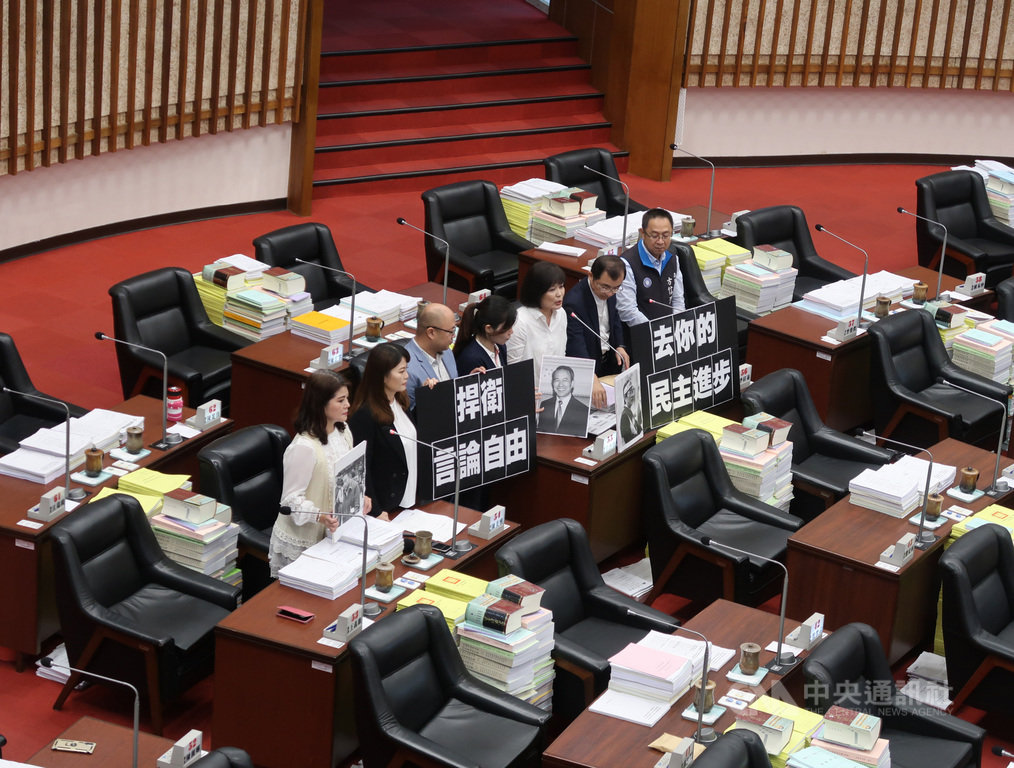 高雄市議會國民黨籍市議員19日在議會聯合質詢,針對國家通訊傳播委員會(NCC)駁回中天新聞台換照案,以「捍衛言論自由」、「去你的 民主進步」為題批評新聞自由遭到打壓,聲明要全力捍衛言論自由。中央社記者王淑芬攝 109年11月19日