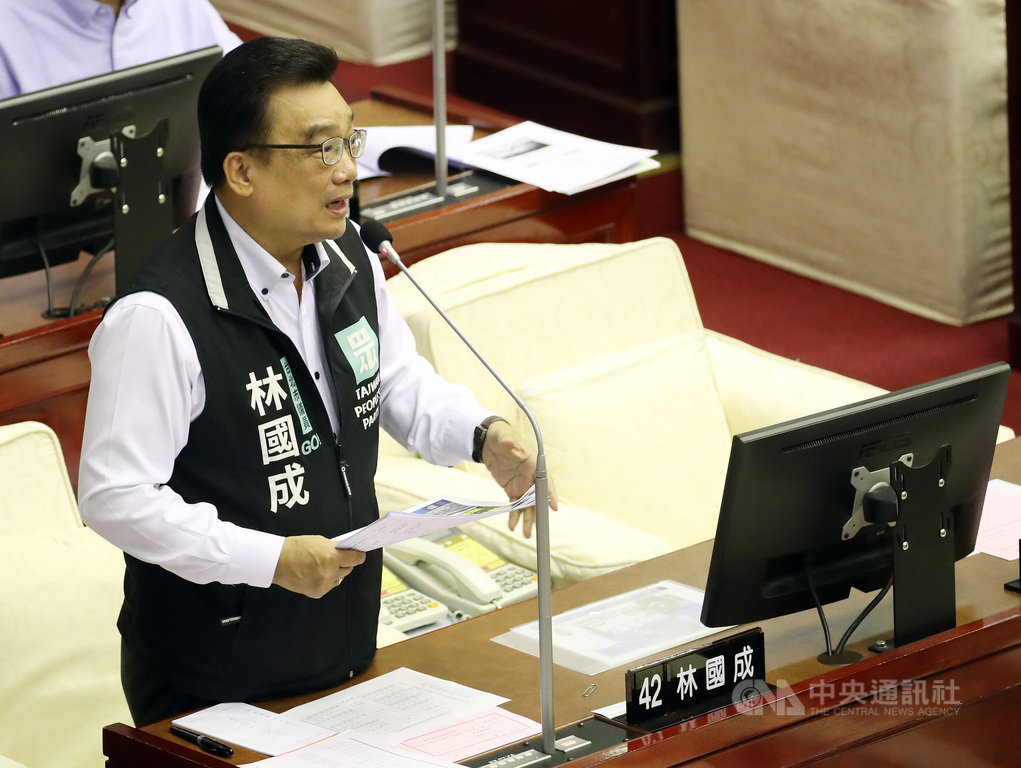 北市府禁鄭州路與塔城街直接左轉、須採兩段式,引發機車族不滿。台北市長柯文哲19日赴議會進行市政總質詢,民眾黨議員林國成(圖)批評北市府溝通不足、說服不了機車族群。中央社記者張新偉攝 109年11月19日