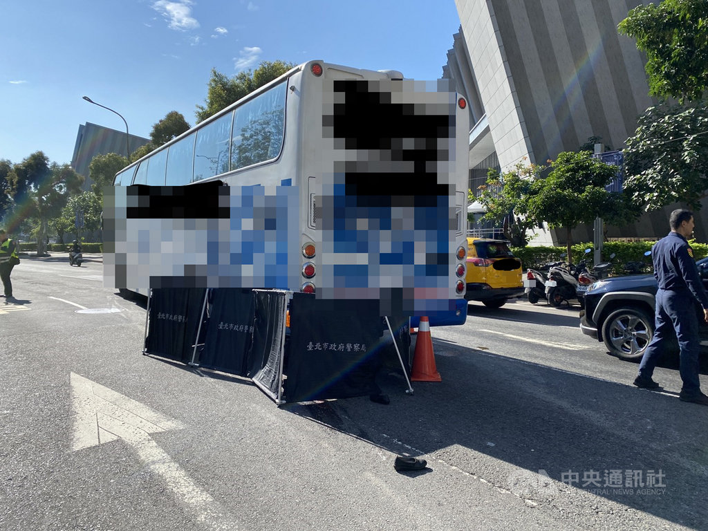 78歲陳姓婦人19日行經台北市士林區文林路附近路口時,遭一輛遊覽車撞倒、輾壓過後,當場死亡。警方表示,遊覽車駕駛酒測為零,初步調查,疑駕駛視線死角釀禍。(翻攝照片)中央社記者劉建邦傳真 109年11月19日