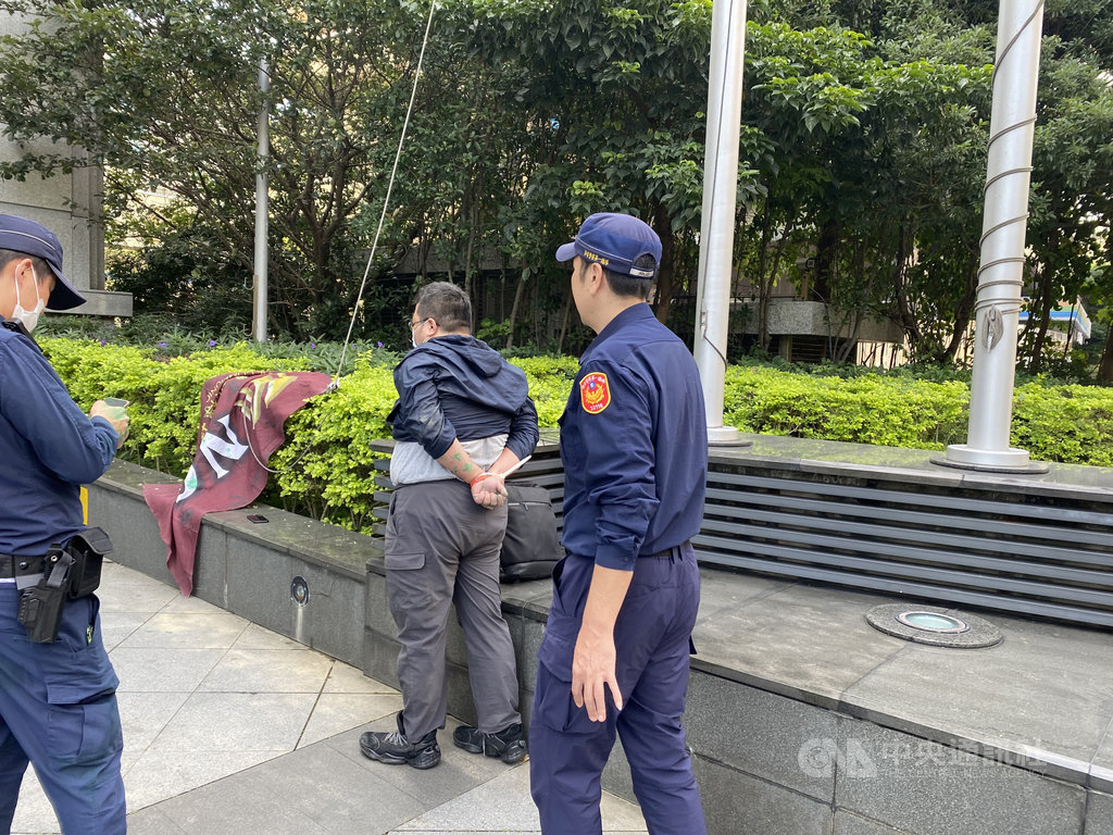 國家通訊傳播委員會(NCC)18日決議駁回中天新聞台換照申請,19日上午就有民眾將NCC大樓外的旗幟拆下噴綠漆,隨即遭警方逮補。中央社記者余曉涵攝 109年11月19日
