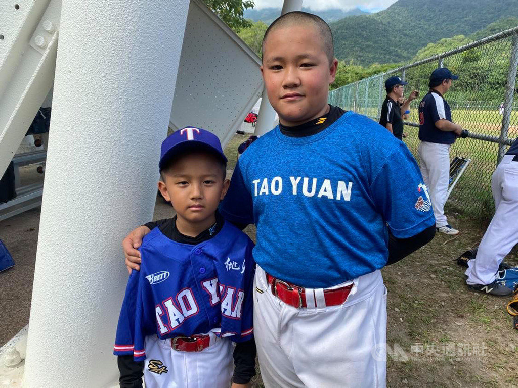 原棒協關懷盃棒球賽19日在台東開打,台東桃源國小全隊皆為原住民球員,且幾乎都是3、4年級的選手,其中3年級球員胡子宥(左)、4年級球員潘柏愷(右)都是生涯首次打比賽。中央社記者楊啟芳攝 109年11月19日