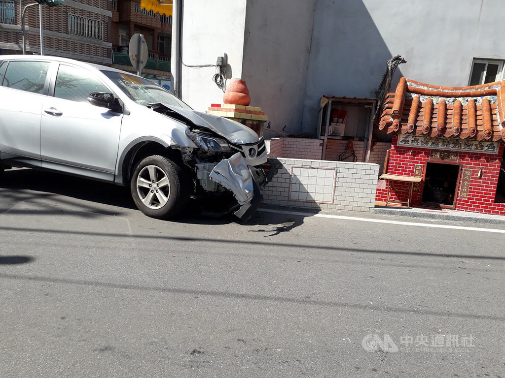 苗栗一名柯姓男子19日在苑裡鎮酒駕肇逃,車輛才駛離事故現場約200公尺,柯男就撞上福德祠的金爐被逮,讓民眾直呼是「土地公顯靈」。(民眾提供)中央社記者管瑞平傳真 109年11月19日