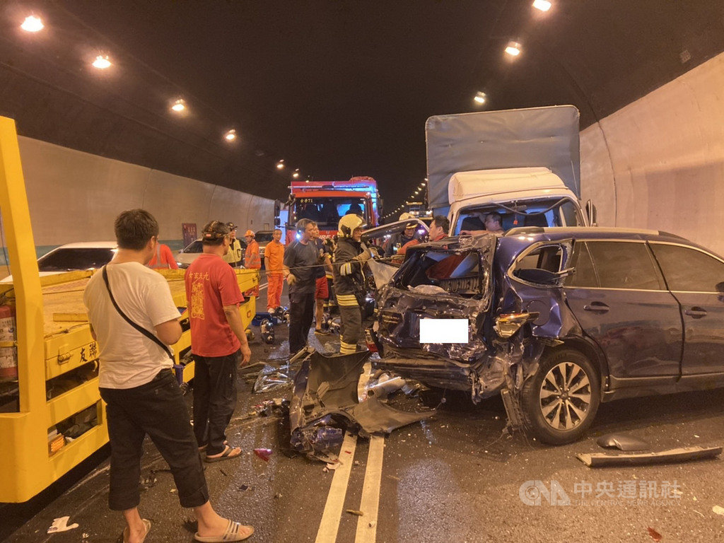 台北市消防局19日下午獲報,國道3號北上的福德隧道內發生3輛汽車互撞意外,派員到場後救出3名傷者送醫,傷者送醫前意識清醒,詳細車禍原因待調查釐清。(翻攝畫面)中央社記者劉建邦傳真 109年11月19日
