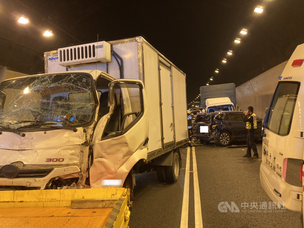 國道3號北上的福德隧道內19日發生3輛汽車互撞意外,台北市消防局獲報派員到場,救出3名傷者送醫,3人送醫前意識清醒,肢體皆有擦挫傷。(翻攝畫面)中央社記者劉建邦傳真 109年11月19日