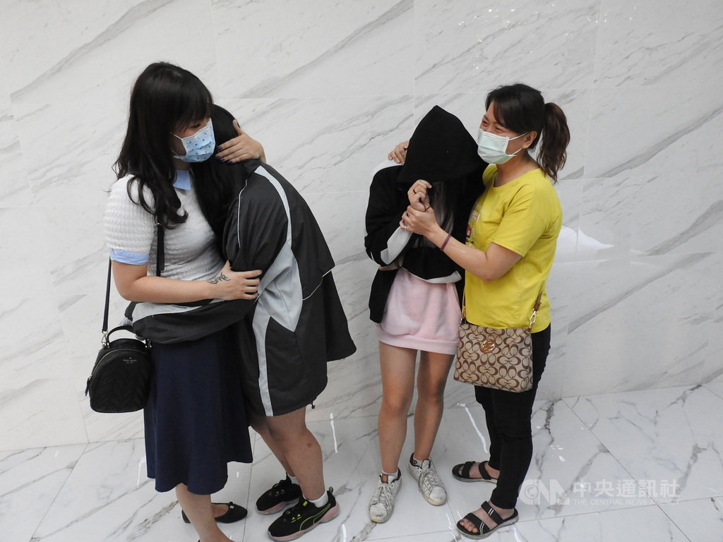 新北市18日晚間及19日上午先後有兩名國中同班女學生被男網友帶離失聯,家長報警協尋,警方循線追查迅速尋獲並帶回少女,兩對母女在警局重逢相擁。中央社記者王鴻國攝 109年11月19日