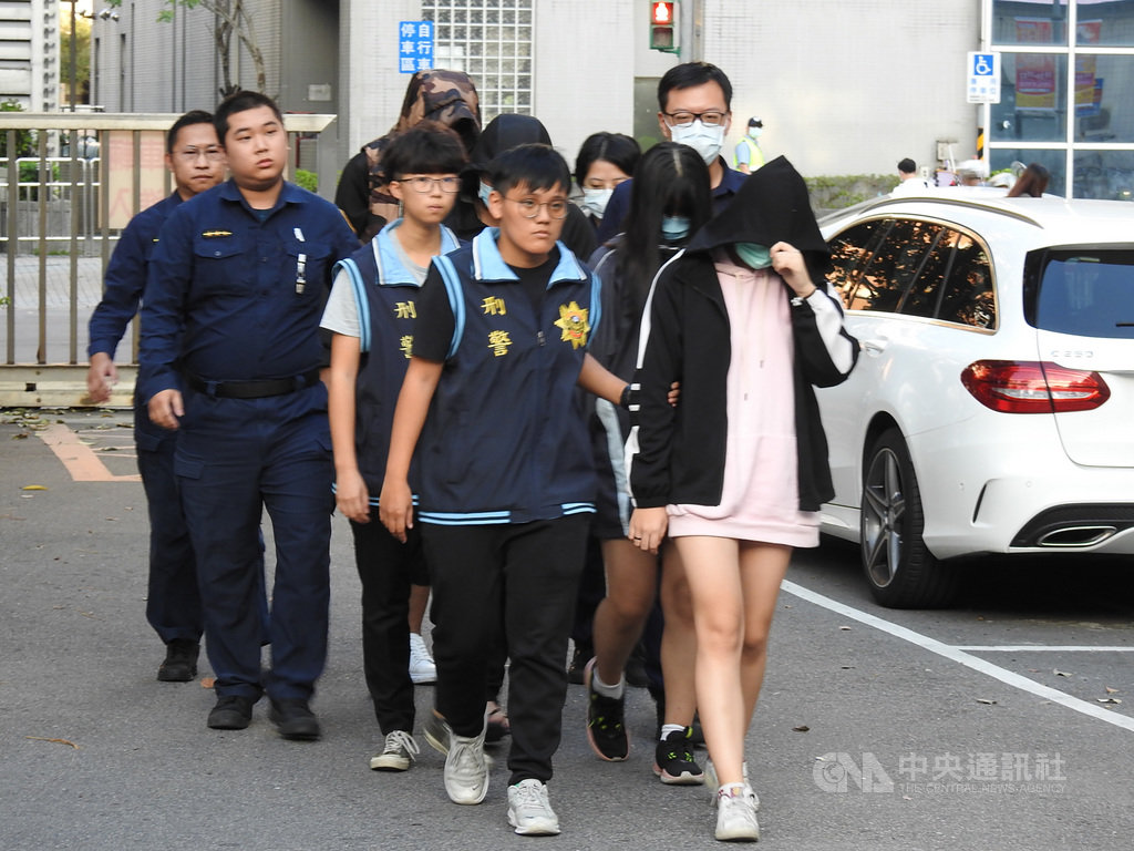 新北市兩名國中女學生先後被男性網友帶離,雙方家屬與女兒失聯後焦急報警協尋,警方調閱監視器追查,迅速尋獲兩名少女,連同兩名男網友一併帶回警局。中央社記者王鴻國攝 109年11月19日