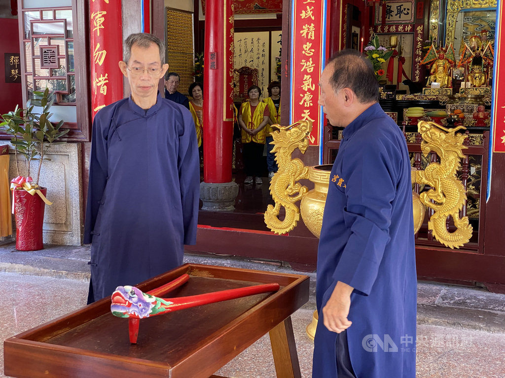 宜蘭市碧霞宮19日舉辦儀式,將珍貴的鸞筆請出宮廟裝箱,準備送到海關,將遠赴德國日耳曼國家博物館展出。(蘭陽博物館提供)中央社記者王朝鈺傳真 109年11月19日