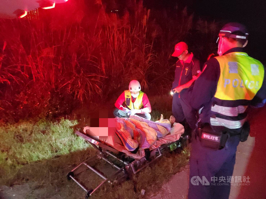 一名婦人19日晚間和丈夫與3名兒子到宜蘭縣頭城鎮烏石港南堤釣魚,婦人疑遭大浪捲落海,3名兒子見狀立刻下水搶救,消防員到場時,婦人已被兒子拉起,所幸意識清楚僅受輕傷。(讀者提供)中央社記者王朝鈺傳真 109年11月19日