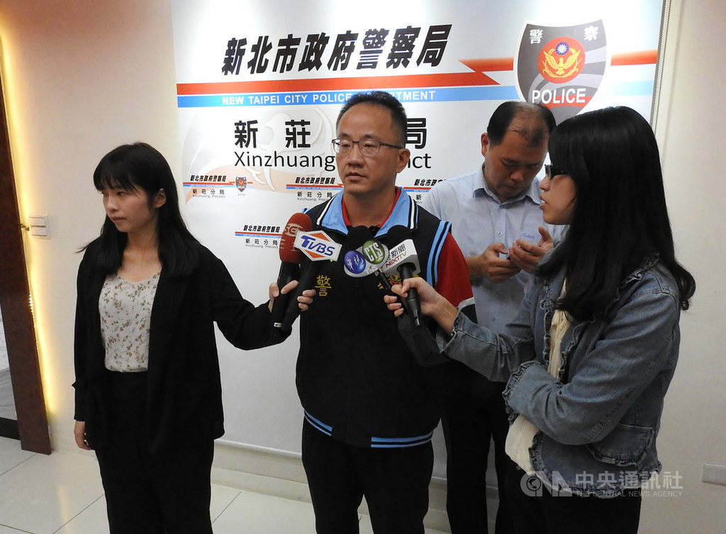 新北市2名國中女學生分別在18日晚間及19日上午先後失聯,警方表示,獲報後立即展開偵查,經調閱監視畫面追查,迅速鎖定2名涉嫌略誘兩女離家的男子住處,19日下午順利將4人帶回警局。中央社記者王鴻國攝 109年11月19日