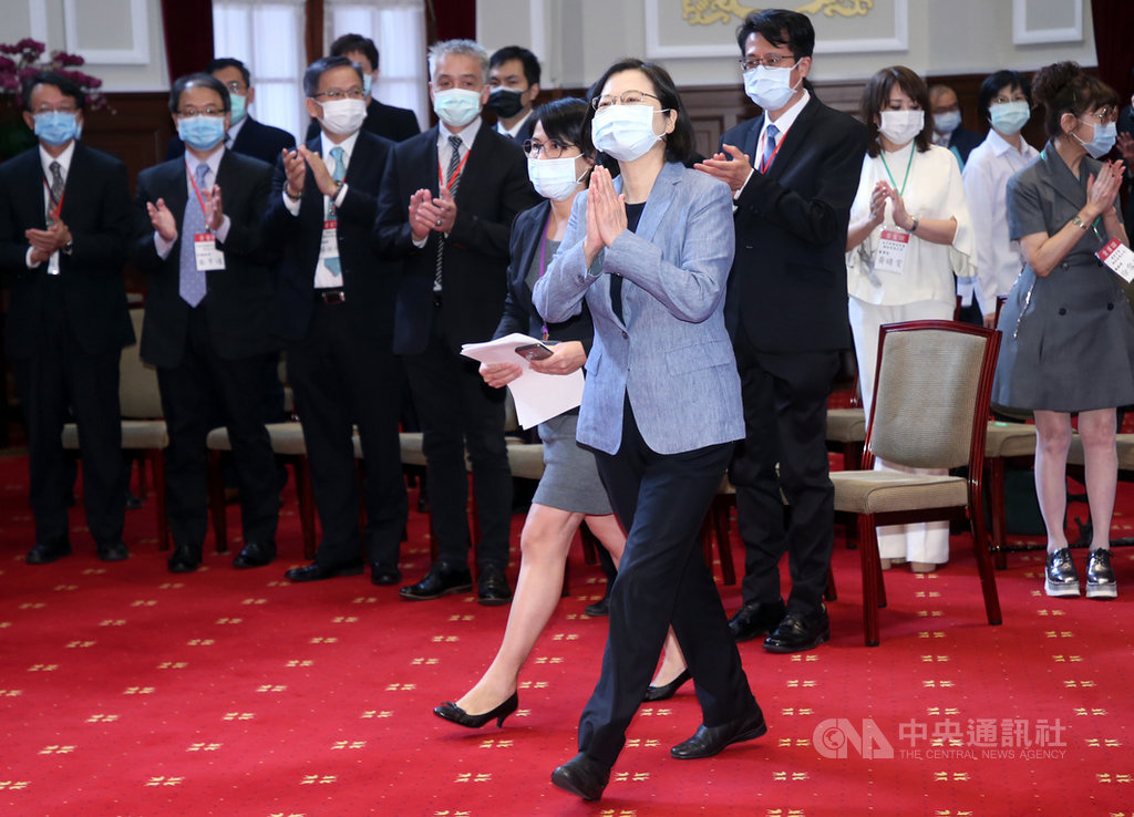 總統蔡英文(前)19日在總統府接見第2屆國家企業環保獎獲獎企業暨109年度模範環境保護專責及技術人員,歡迎大家到訪總統府。中央社記者鄭傑文攝 109年11月19日