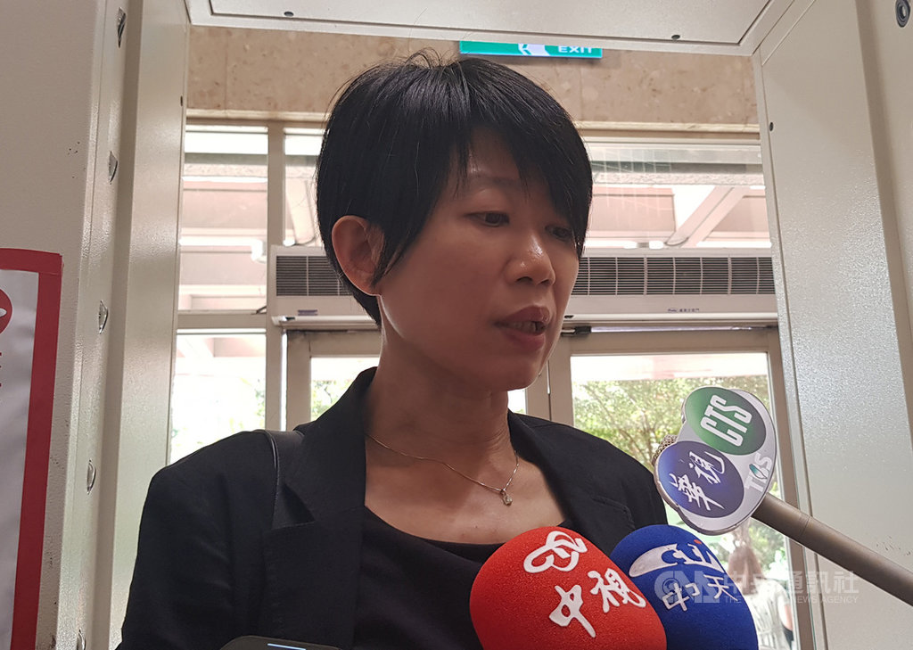 國家通訊傳播委員會(NCC)否決中天新聞台換照案,主委陳耀祥建議空出的52頻道可考慮公廣集團。公視董事馮小非(圖)19日在董事會前受訪表示,幾個董事有私下討論是否要在會中提案討論公廣集團爭取52頻道,「但聽說公視總經理會在會中針對此事提出報告。」中央社記者鄭景雯攝 109年11月19日