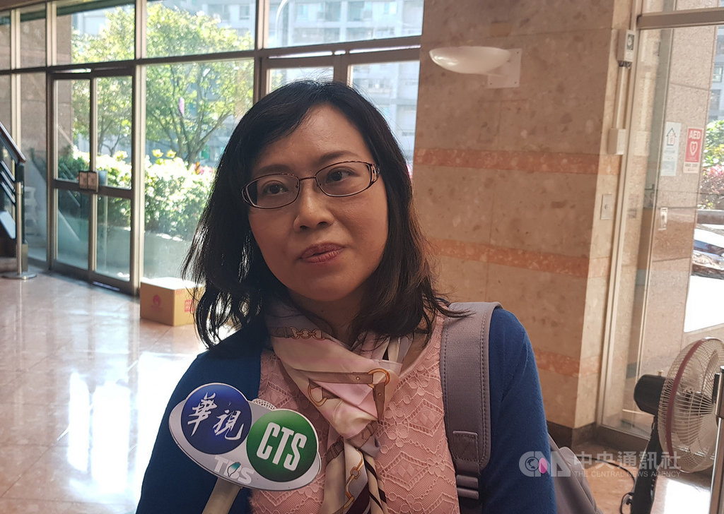 中天新聞台換照案被國家通訊傳播委員會否決,主委陳耀祥18日建議空出的52頻道可考慮公廣集團。公視董事羅慧雯(圖)等人19日在董事會前受訪,表達支持。中央社記者鄭景雯攝 109年11月19日