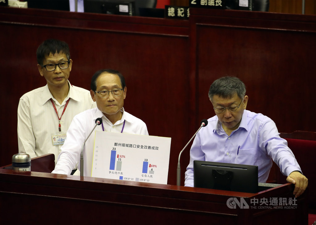 北市府禁鄭州路與塔城街直接左轉、須採兩段式,引發機車族不滿,發起「待轉大富翁」活動抗議。交通局長陳學台(中)19日坦言溝通不足,也已跟機車團體說明改善成果。右為台北市長柯文哲。中央社記者張新偉攝 109年11月19日