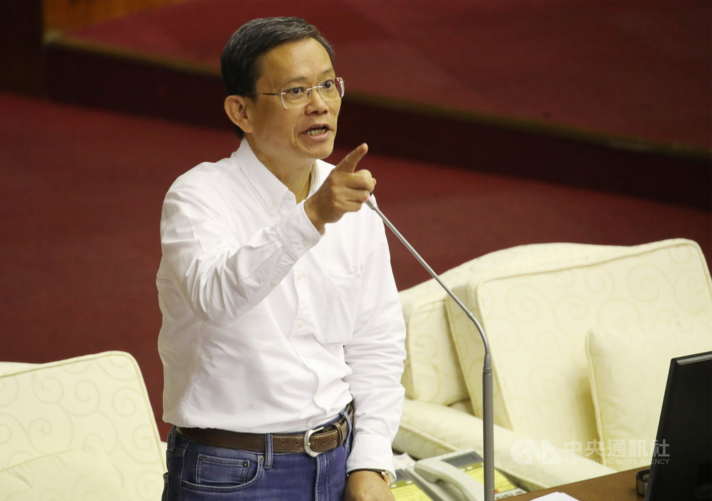 台北市長柯文哲19日列席市議會市政總質詢。無黨籍議員陳政忠(圖)質詢時指出,北市3大共享機車享有免停車費優惠,總共繳給市府的權利金每年約新台幣40萬,但據他估計,業者每年有2.4億到3億的營收,質疑市府圖利業者。中央社記者張新偉攝 109年11月19日