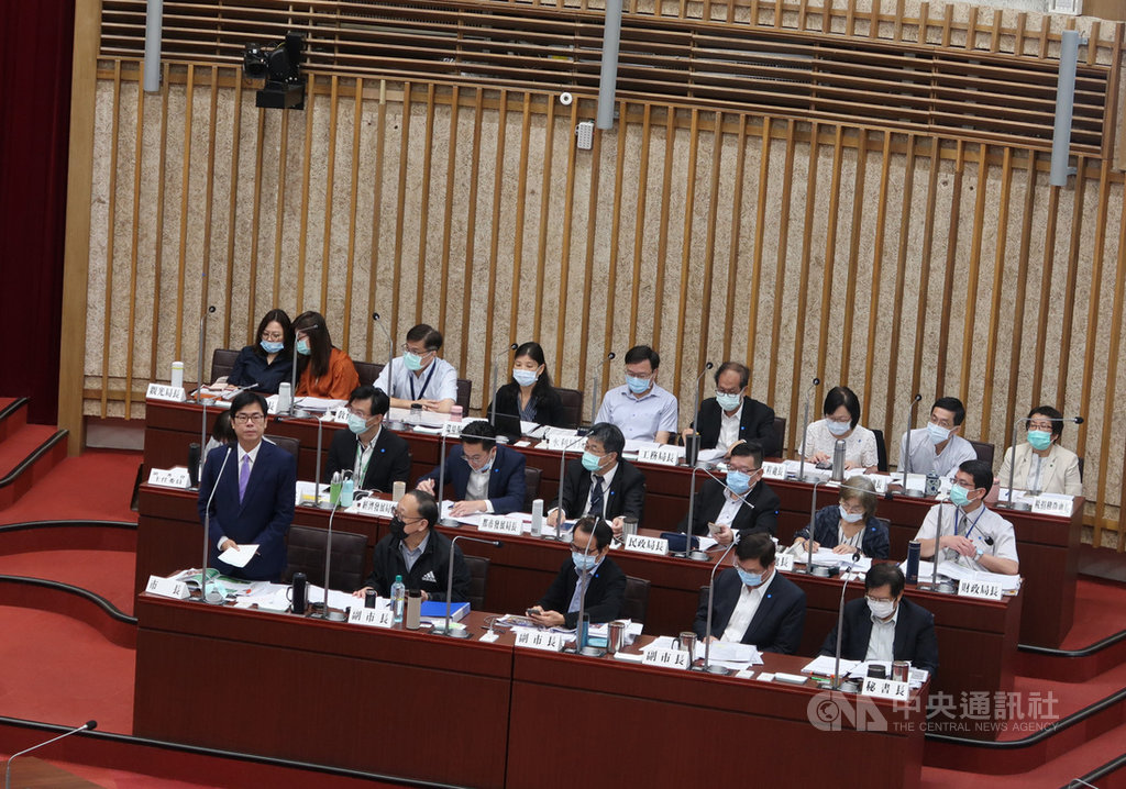 高雄市議會國民黨市議員陳美雅19日以高雄市肺腺癌年增率是台北的15倍質詢市府放任興達電廠使用燃煤機組,遭市長陳其邁(前排左)反駁數據不對,雙方言語交鋒,並在陳美雅強勢要求之下,陳其邁站著備詢達20分鐘。中央社記者王淑芬攝 109年11月19日