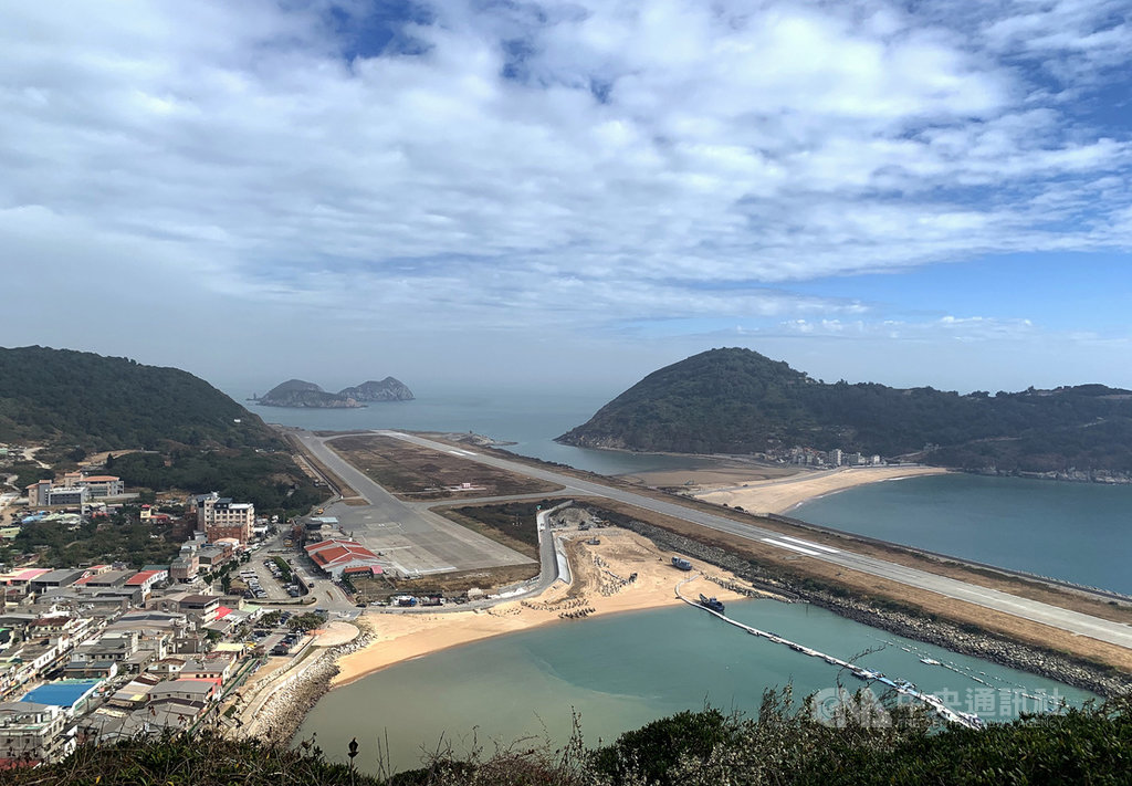 馬祖北竿短坡山過去被國軍以地形優勢作為混合砲兵連駐守的砲陣地,現移撥為觀光用途,馬祖國家風景區管理處重新整建活化後,設置山頂觀景平台、登山步道等,打造短坡山成為北竿觀光旅遊新亮點,從高處遠眺,美景絕佳。中央社記者邱筠攝 109年11月19日