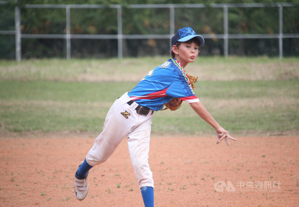 2020第27屆原棒協關懷盃棒球錦標賽19日在台東開打,台東縣三民國小陣中出現西方臉孔,投手兼游擊手黃宥鈞其實是加拿大和台灣混血兒,父親是加拿大人。中央社記者楊啟芳攝 109年11月19日