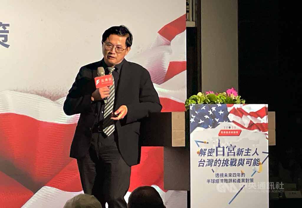 代工廠和碩董事長童子賢19日出席風傳媒高峰論壇,會後媒體關注和碩考慮在美國設立生產據點的計畫,他表示是為了尋求機會和客戶黏著度。中央社記者吳家豪攝 109年11月19日
