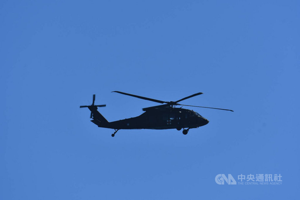 飛官蔣正志上校17日駕駛F-16戰機失聯迄今,搜救任務持續進行,飛官家屬19日上午搭搜救直升機,前往雷達光點消失的海域上空,呼喚希望蔣正志盡快出現。(陳姓航迷提供)中央社記者張祈傳真 109年11月19日