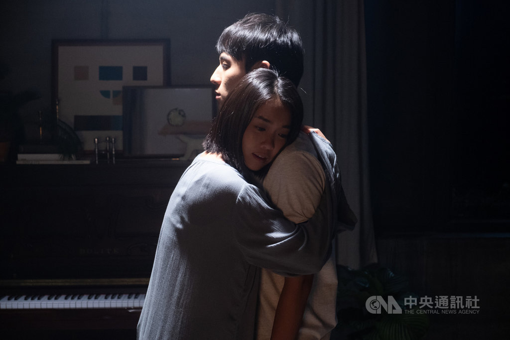 入圍第57屆金馬獎最佳女主角的演員李霈瑜(大霈)(左)在網路劇「記憶浮島」與小3歲徐鈞浩(右)大談姐弟戀。(貴金影業提供)中央社記者葉冠吟傳真 109年11月19日
