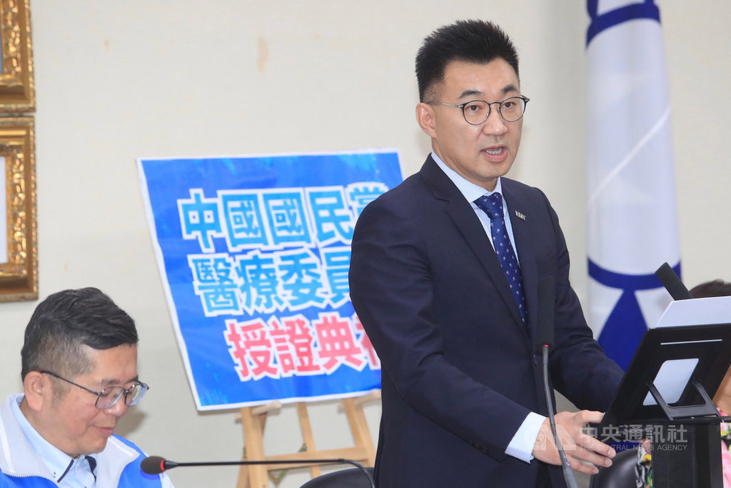 國民黨主席江啟臣(右)19日下午在國民黨中央黨部,主持國民黨醫療委員會授證典禮。中央社記者吳家昇攝 109年11月19日