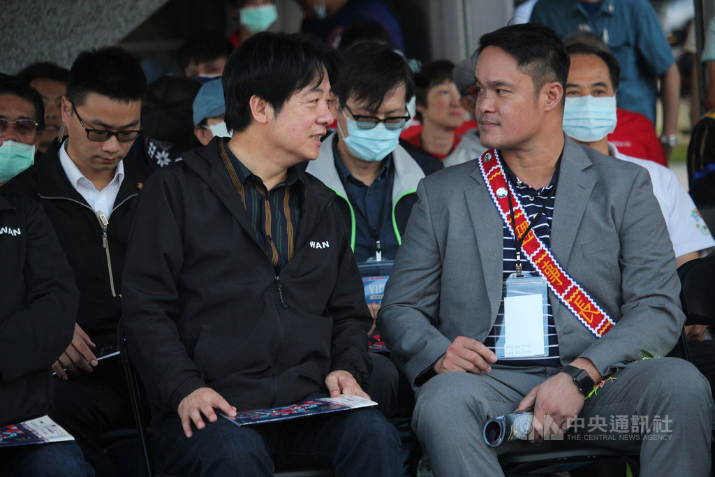 第27屆原棒協關懷盃棒球賽開幕式19日在台東舉行,副總統賴清德(前左)到場參與,與原棒協理事長林智勝(前右)交談互動。中央社記者楊啟芳攝 109年11月19日
