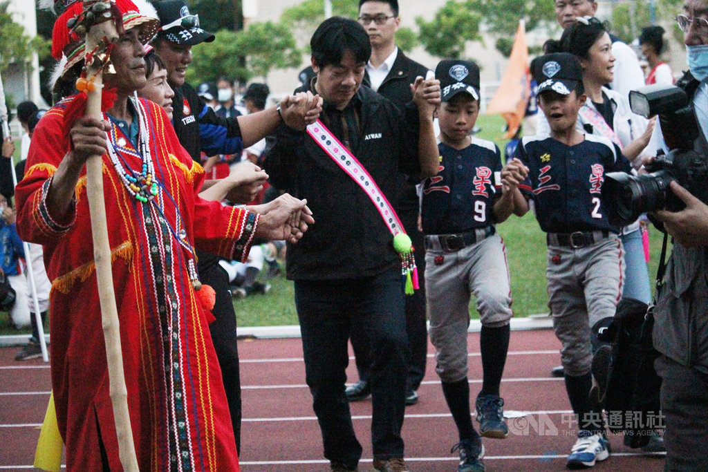 第27屆原棒協關懷盃棒球賽開幕式19日在台東舉行,副總統賴清德(中)到場參與,和職棒球員、原住民小球員等人一同跳舞。中央社記者楊啟芳攝 109年11月19日