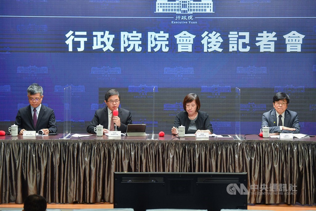 行政院19日院會後舉行記者會,教育部政務次長劉孟奇(左起)、行政院祕書長李孟諺、國發會副主委高仙桂、疾管署署長周志浩出席向媒體說明院會事項。中央社記者鄭清元攝 109年11月19日
