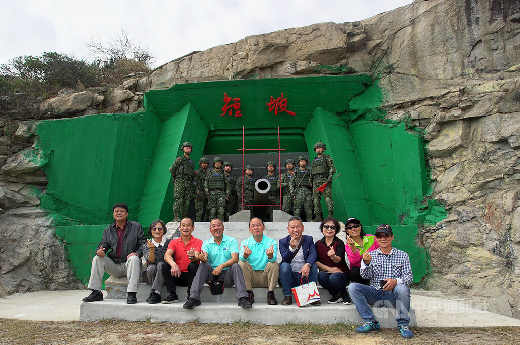 馬祖北竿短坡山景區設施完成,交通部觀光局馬祖國家風景區管理處19日舉行啟用典禮,軍民開心在8吋砲陣地合影留念。 (馬管處提供)中央社記者邱筠馬祖傳真 109年11月19日