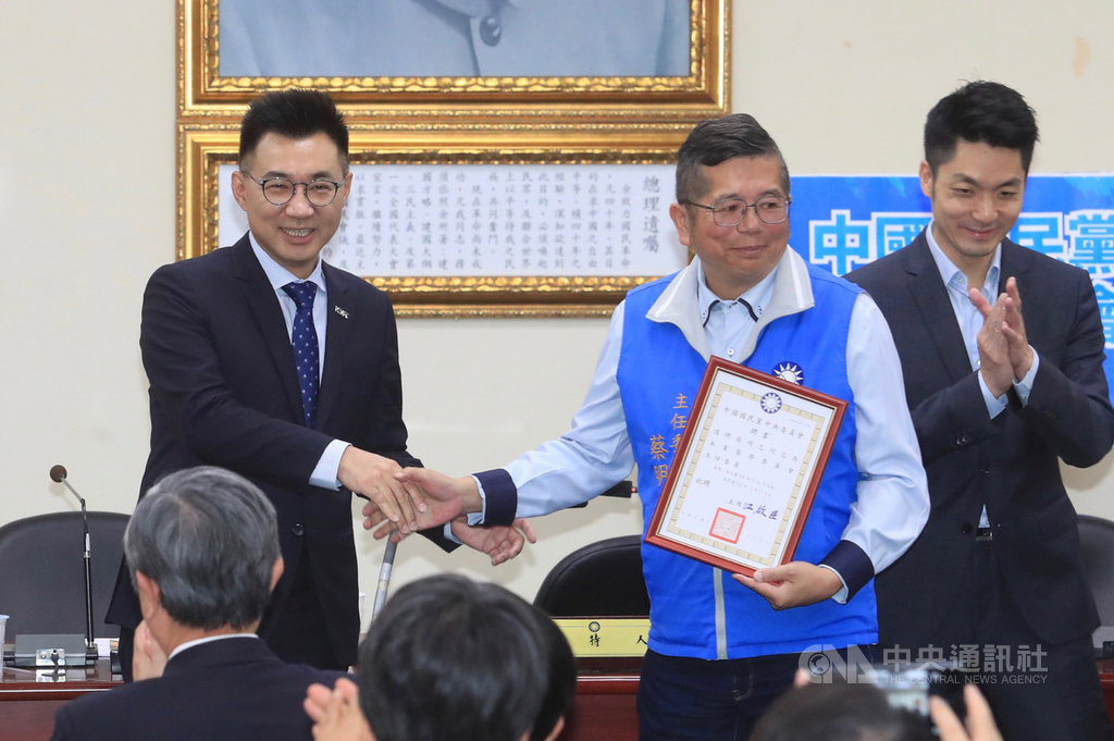 國民黨主席江啟臣(左)19日下午在中央黨部主持國民黨醫療委員會授證典禮,並授證給醫療委員會主委蔡明忠(中)。中央社記者吳家昇攝 109年11月19日