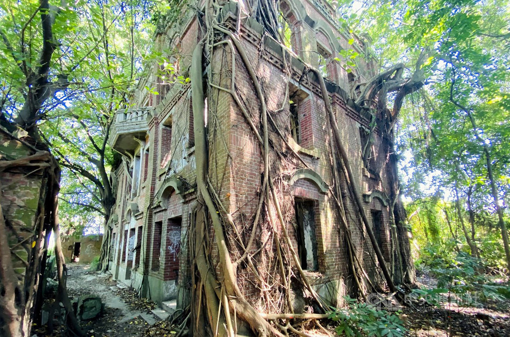 嘉義縣民雄劉家古厝,也就是聞名全台的民雄鬼屋,近來古厝門口掛起出售布條引發關注,房仲業者表示,因名氣響亮,民眾詢問度高,多人評估中,也有住美國台灣人詢問。(民眾提供)中央社記者黃國芳傳真 109年11月19日