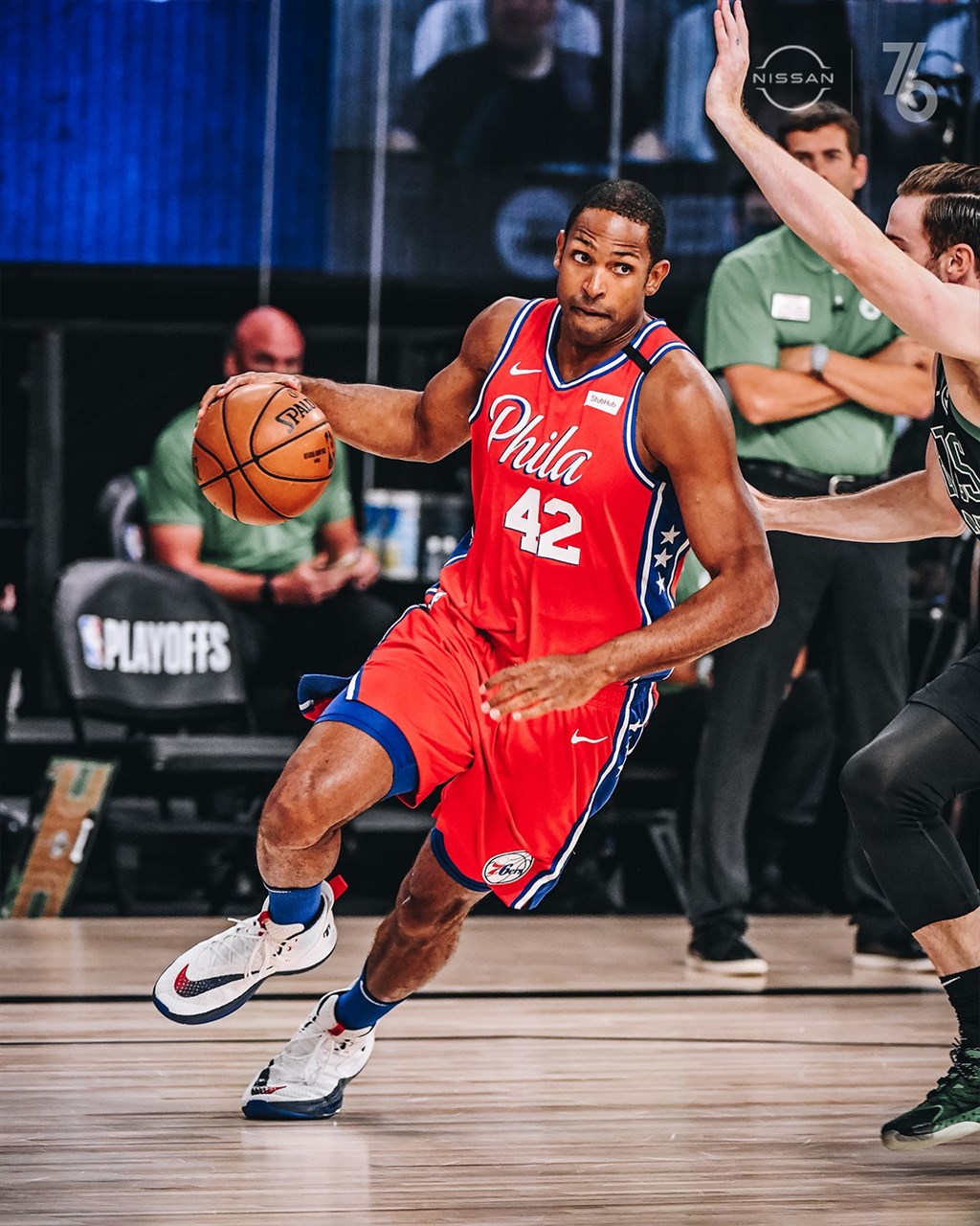 美國體育頻道ESPN報導,美國職籃NBA雷霆18日將葛林交易到費城76人,以換得中鋒霍福德(中)與1個首輪選秀權及1個第2輪選秀權。(圖取自facebook.com/Sixers)