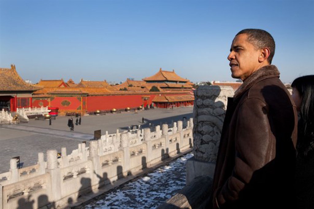 欧巴马在新书中回忆，2009年他专机在中国北京降落，团队就被指示将所有私人电子设备留在机上，并假定所有通话都会遭到监控。图为2009年欧巴马到访北京紫禁城。（图取自facebook.com/ObamaWhiteHouse）