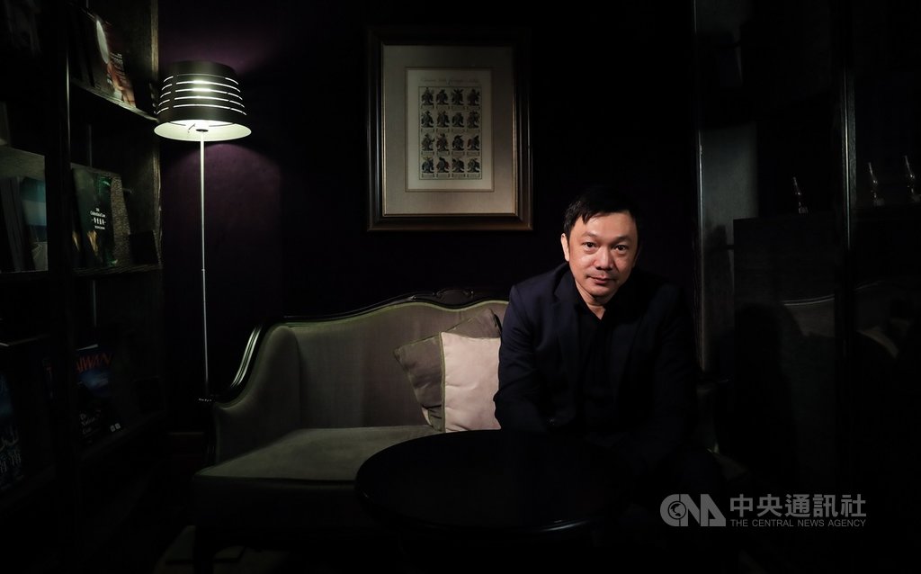 導演黃信堯受訪時表示,拍攝電影「同學麥娜絲」並沒有特別田野調查,因為是拍紀錄片出身,平時就養成觀察習慣,「像是觀察路人、報章雜誌,這些故事就寫不完了。」中央社記者吳家昇攝 109年11月19日