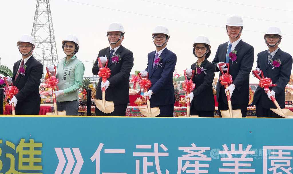 高雄仁武產業園區19日舉辦第一期統包工程動土典禮,高雄市長陳其邁(中)出席,跟與會來賓一同執鏟,未來盼吸引電子電路板或航太廠商進駐。中央社記者侯文婷攝 109年11月19日