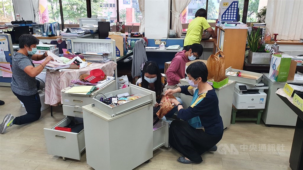 台灣師範大學研究生黃彥傑出借日治時期老照片給高雄女中,卻疑似遭學校弄丟。雄女動員校內行政人員翻箱倒櫃全力尋找,但目前仍未尋獲。中央社記者洪學廣攝 109年11月16日