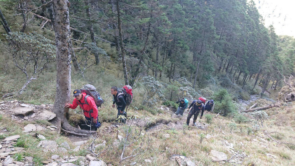 7人登山隊17日縱走畢祿羊頭山,其中3名女山友腳程慢落後、失聯,隊友請求支援搜索。救難隊18日先搜尋到黃姓、林姓山友、體力十分虛弱;19日直升機空偵再找到失聯葉姓山友,已無生命跡象。(花蓮縣消防局提供)中央社記者張祈傳真 109年11月19日